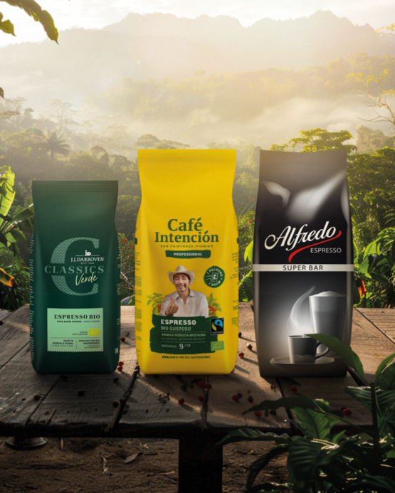 Tri vrecúška kávy - Café Intención, Classics Verde a Alfredo - na sviežom tropickom pozadí s prémiovým espressom.