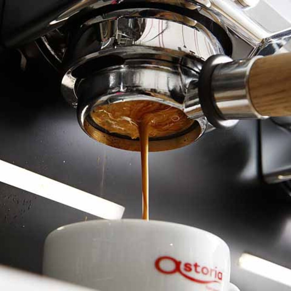 Bohaté espresso, které se nalévá z kávovaru do šálku Astoria, je ukázkou dokonalé přípravy a baristických dovedností.