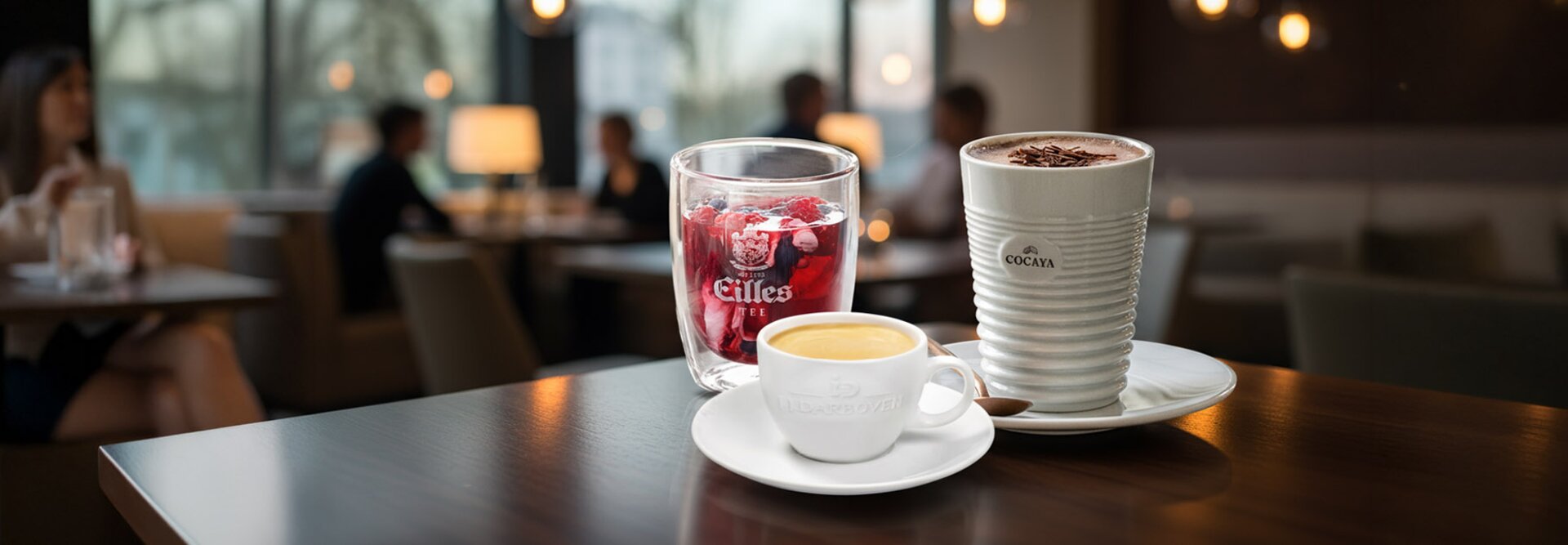 Stylová kavárna s nabídkou nápojů včetně čaje, kávy a bobulového nápoje.