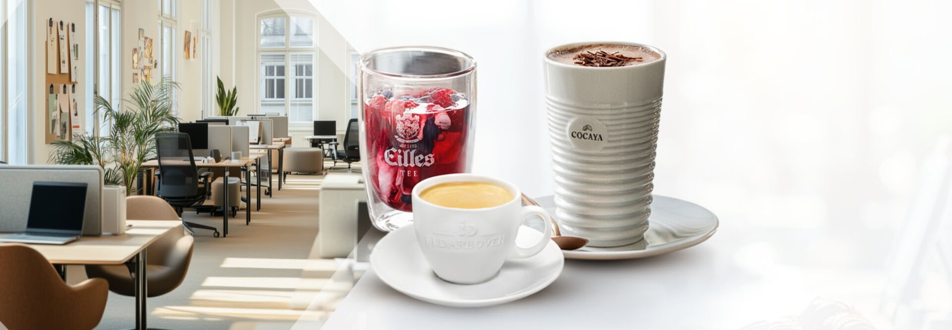 Světlé kancelářské prostory se stylovým nábytkem, na stole jsou vystaveny kávové a čajové nápoje. Ideální pro moderní pracoviště.