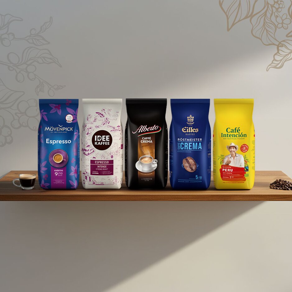 Značky kávy vystavené na dřevěné polici, kde jsou zastoupeny značky Mövenpick, Idee Kaffee, Alberto, Caffè Crema a Café Intención.