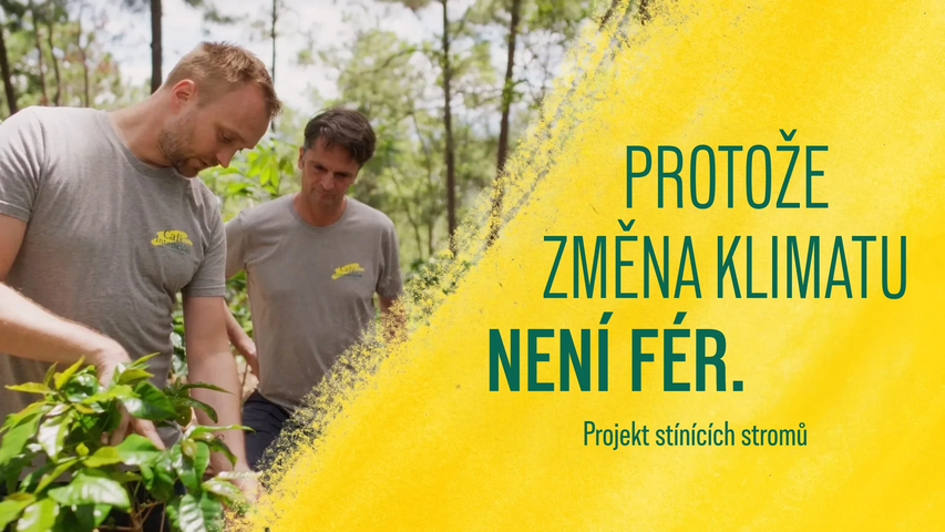 Dva muži pracující na projektu výsadby stromů, který klade důraz na povědomí o změně klimatu v živé přírodě.