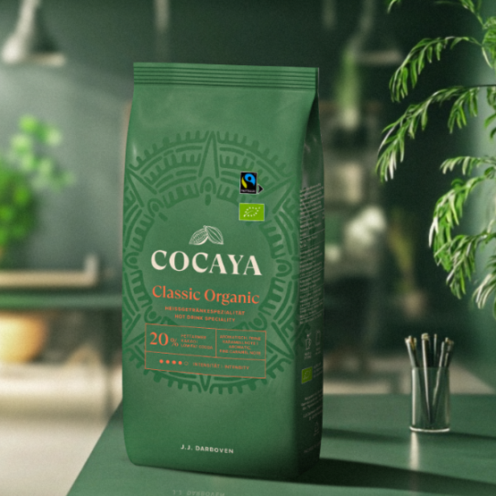 Balení kávy Cocaya Classic Organic v moderním pracovním prostředí, zdůrazňující certifikaci Fair Trade a bio.