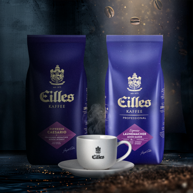Sáčky na espresso Eilles Kaffee a značkový šálek na tmavém pozadí se zrnkovou kávou, zdůrazňující prémiové kávové směsi.