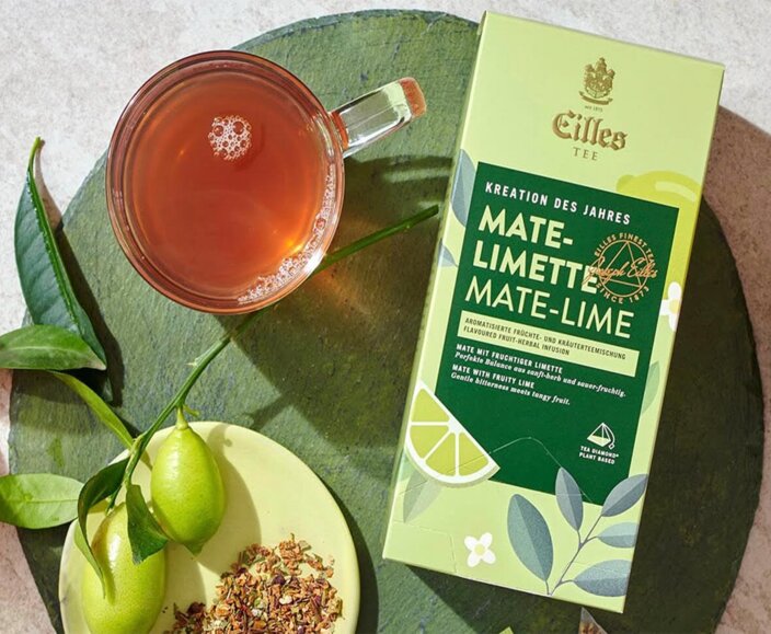 Směs Mate-Lime od Eilles Tea s čerstvými limetkami, bylinkami a osvěžujícím nálevem na pozadí přírodního kamene.