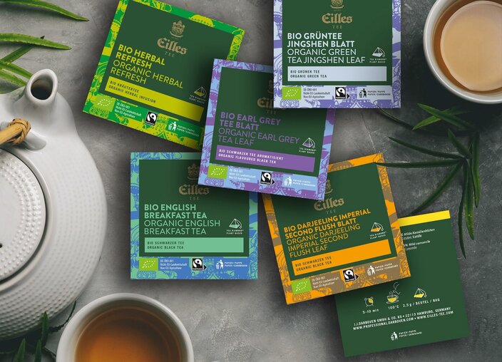 Rozmanité sáčky bio čaje Eilles včetně Earl Grey, English Breakfast a bylinných směsí s konvičkou a šálkem.