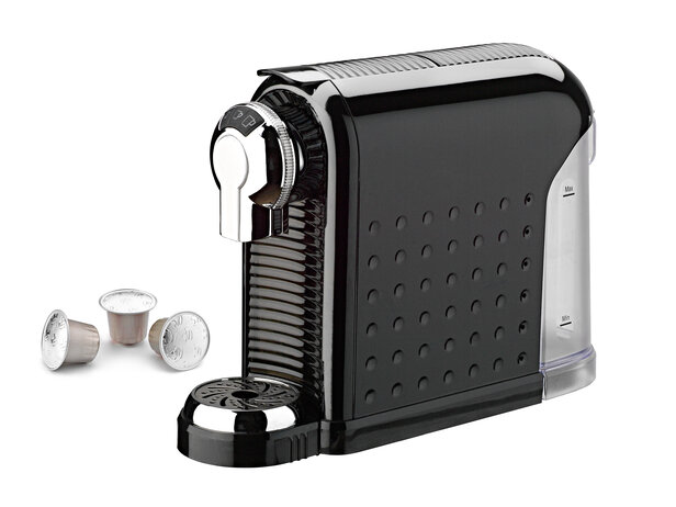 Elegantní černý kávovar se stříbrnými akcenty a kávovými lusky, ideální pro přípravu oblíbeného espressa v domácnosti.