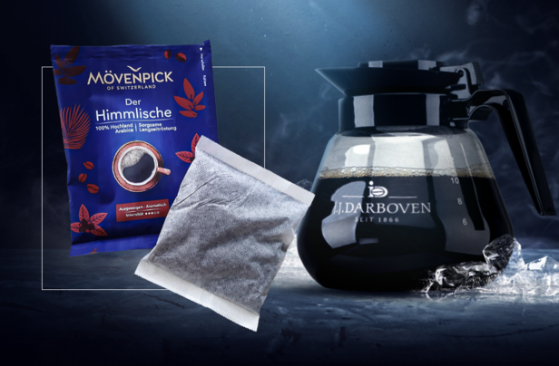 Káva Mövenpick a varný džbán, který představuje osvěžující cold brew. Vychutnejte si dokonalost bez námahy!