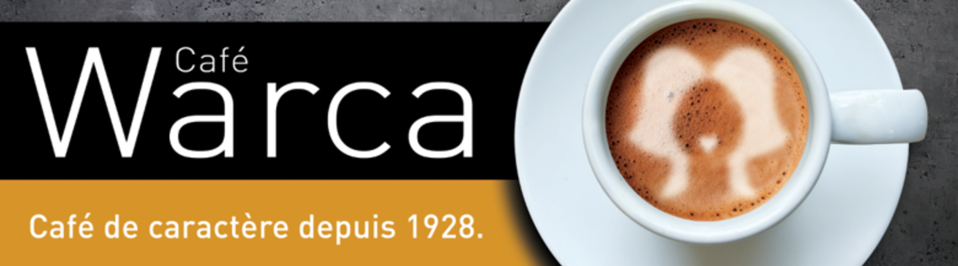 Tasse à café avec un motif en forme de cœur, représentant le Café Warca, un café de caractère depuis 1928, sur un fond texturé.