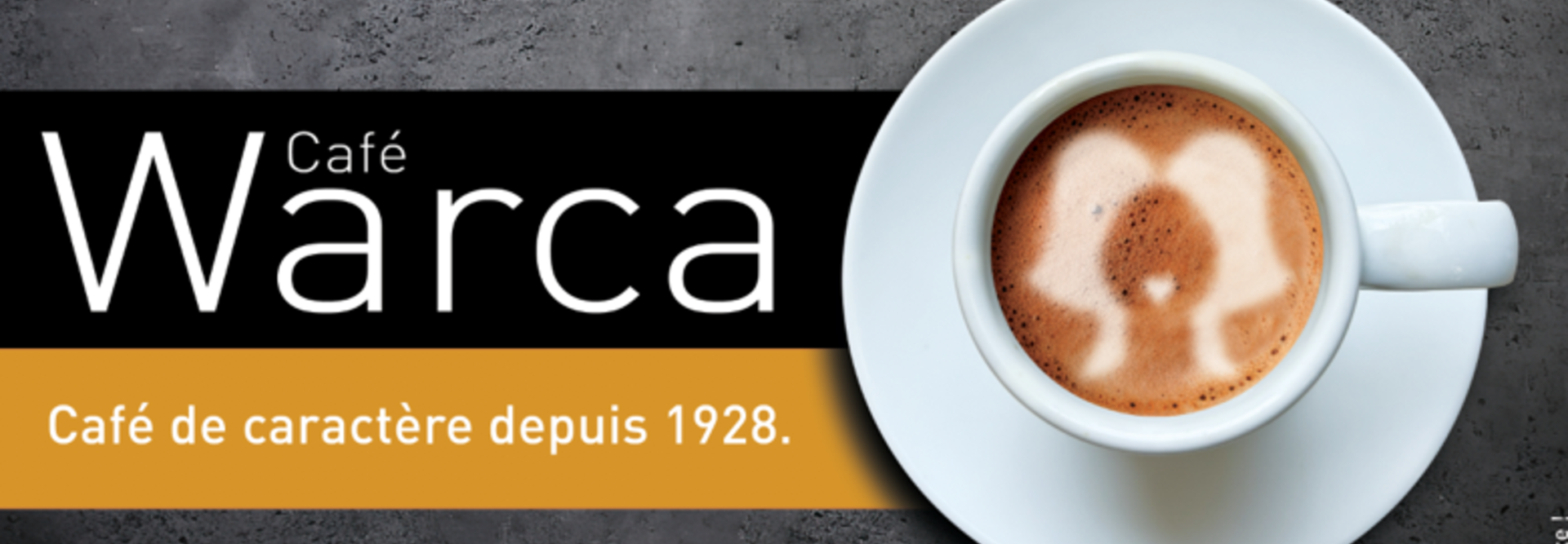 Tasse à café avec un motif en forme de cœur, représentant le Café Warca, un café de caractère depuis 1928, sur un fond texturé.