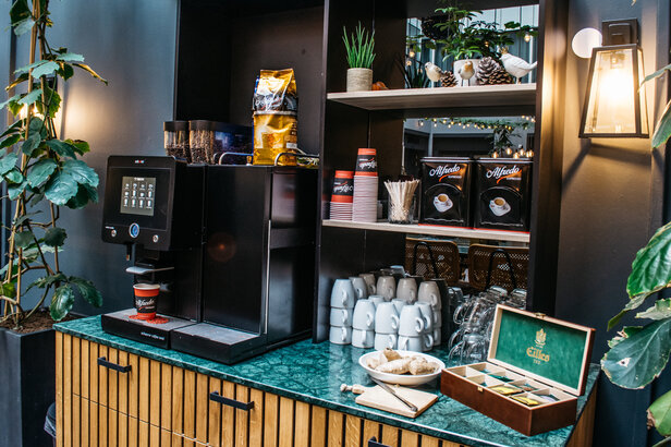 Koffiestation met espressomachine, Alfredo Espresso-producten en stijlvol decor in een modern café.