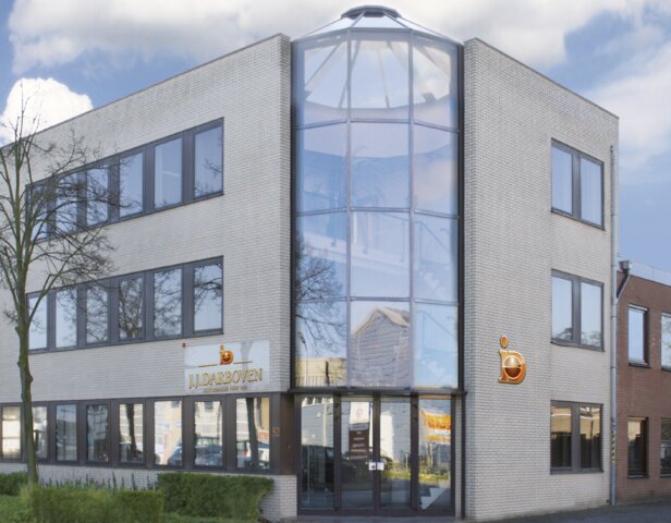Modern kantoorgebouw van J.J. Darboven in Amersfoort, met grote glazen ramen en een uitnodigende entree.