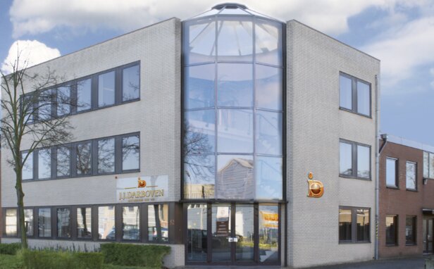 Modern kantoorgebouw van J.J. Darboven in Amersfoort, met grote glazen ramen en een uitnodigende entree.