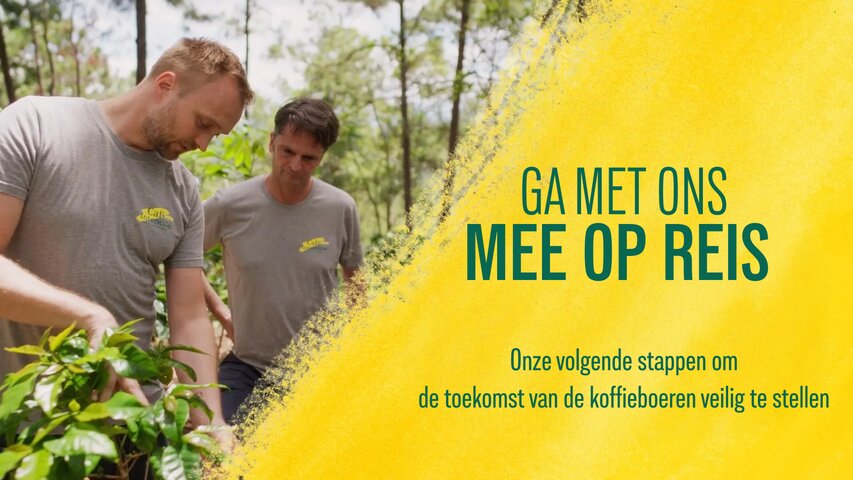 Twee mannen werken aan koffieplanten en promoten duurzame praktijken voor de toekomst van koffieboeren. Ga mee op reis!