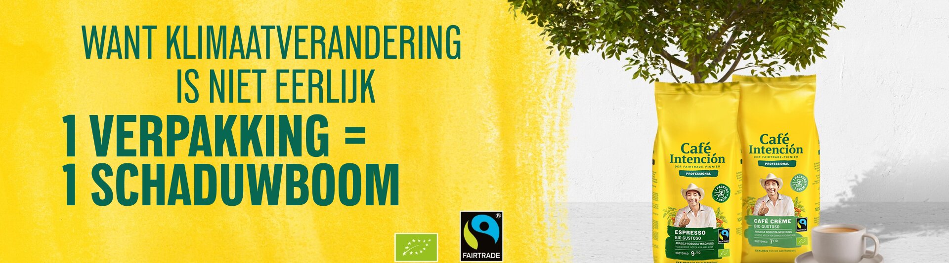 Café Intención fair trade koffietassen naast een plant, om duurzaamheid en klimaatbewustzijn te promoten.