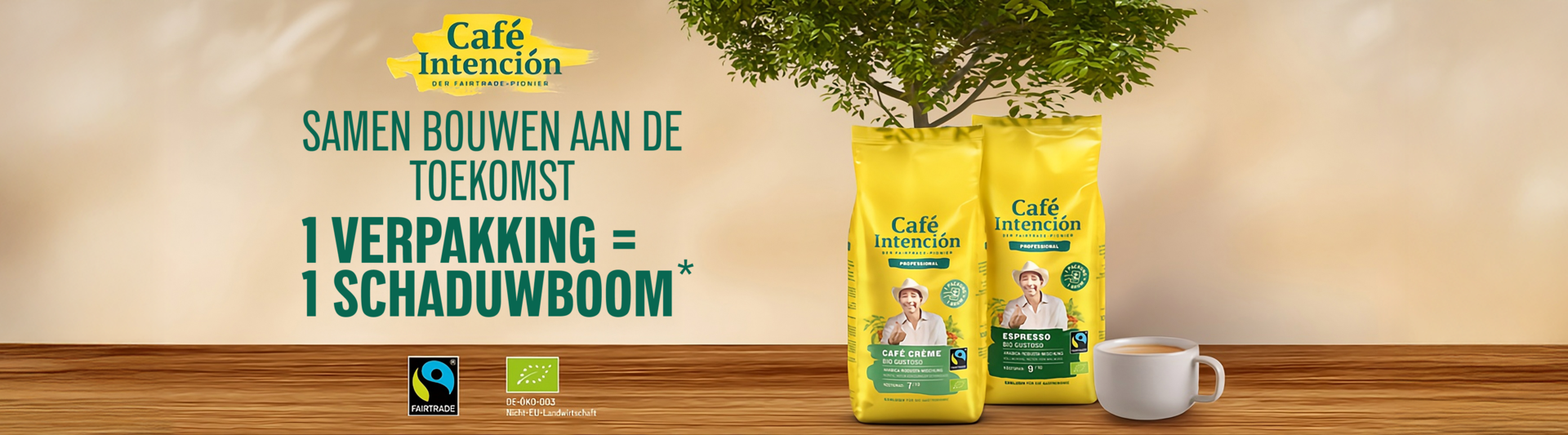 Café Intención fair trade koffietassen naast een plant, om duurzaamheid en klimaatbewustzijn te promoten.
