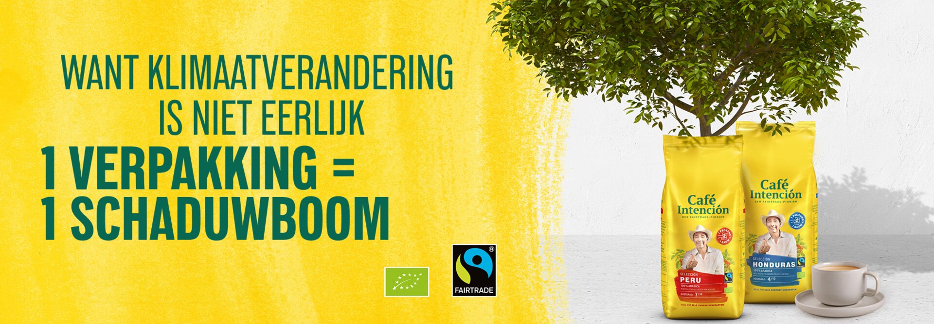 De verpakking van Café Intención promoot Fairtrade koffie met een boodschap over de impact op het klimaat naast een koffiekopje en een boompje.