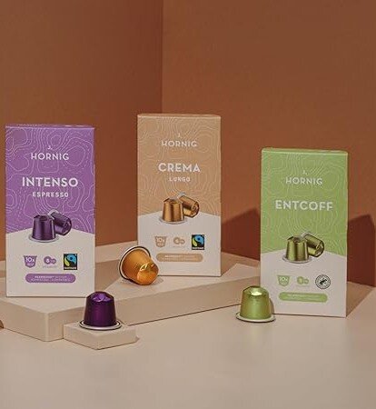 De Hornig koffiecapsules in milieuvriendelijke verpakking tonen de smaken Intenso, Crema Lungo en Entcoff.