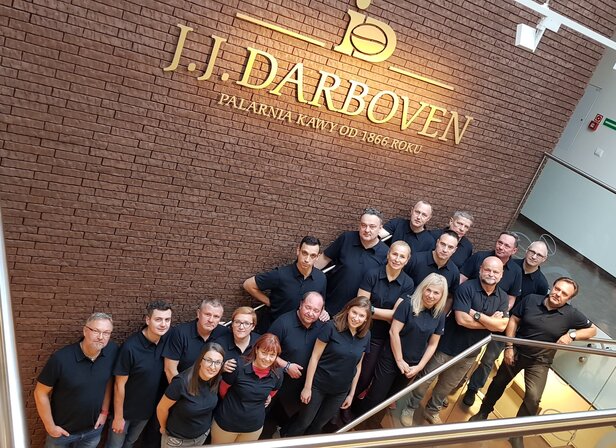 Zespół J.J. Darboven zebrał się w palarni kawy, pokazując swoje zaangażowanie w jakość i doskonałość.