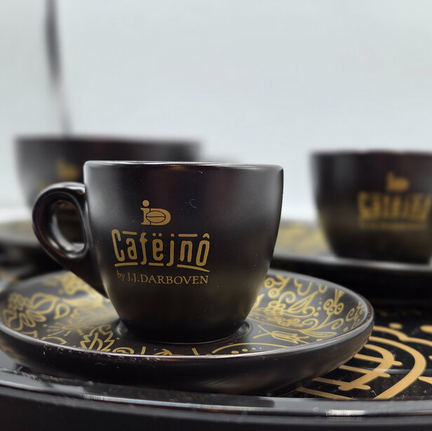 Elegancka czarna filiżanka do kawy Caféjñō na ozdobnej tacy marki J.J. Darboven, idealna do eksponowania kawowych chwil.