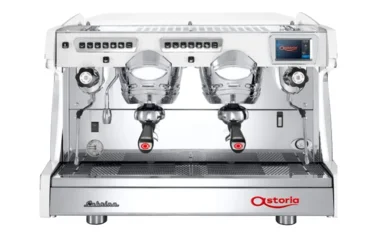 Elegancki ekspres do kawy Astoria z dwiema głowicami i cyfrowym wyświetlaczem, idealny dla entuzjastów kawy.