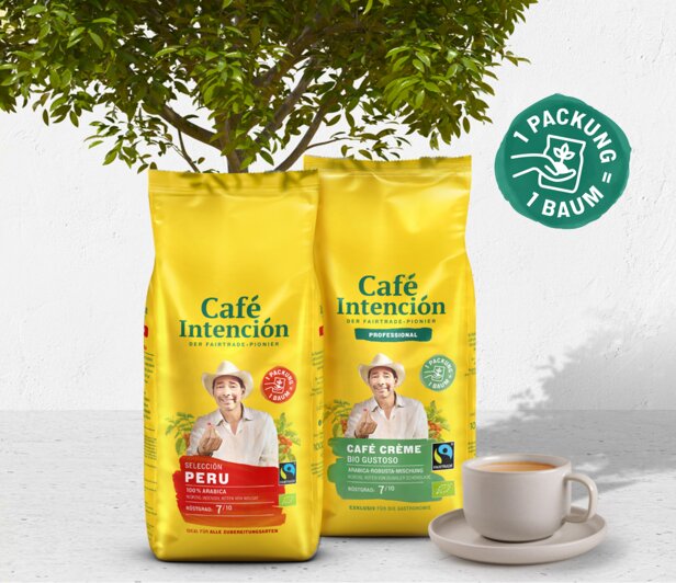 Café Intención-Taschen mit fair gehandelten Kaffeesorten, die mit einer Tasse und einem Baum als Symbol für Nachhaltigkeit für Kaffeeliebhaber versehen sind.
