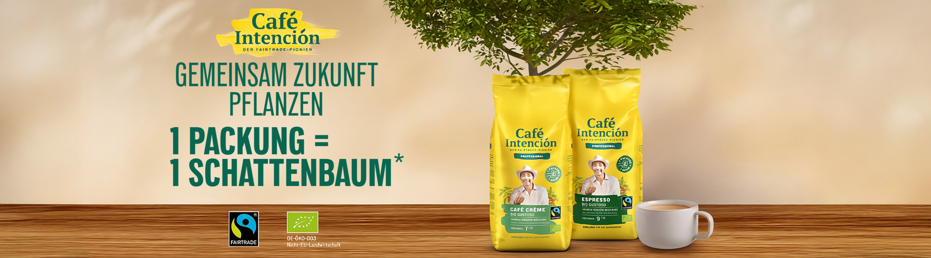 Verpackung von „Café Intención“ mit Fairtrade-Logo, die neben einer dampfenden Tasse für Nachhaltigkeit und Kaffeegenuss wirbt.