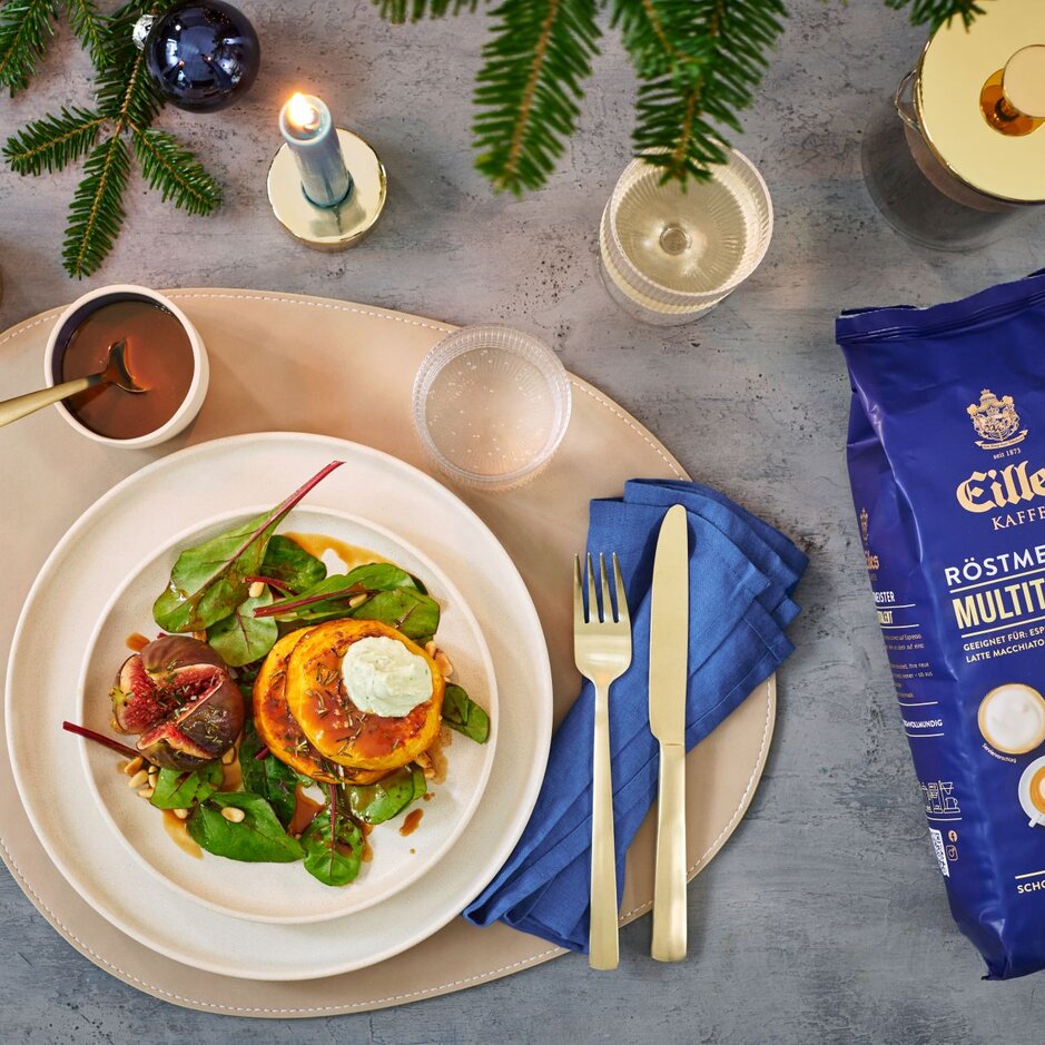 Butternusskürbis mit Kaffee-Karamellsauce, frischer Salat und Multitalent-Kaffee von Caffè Cille bei Kerzenlicht.