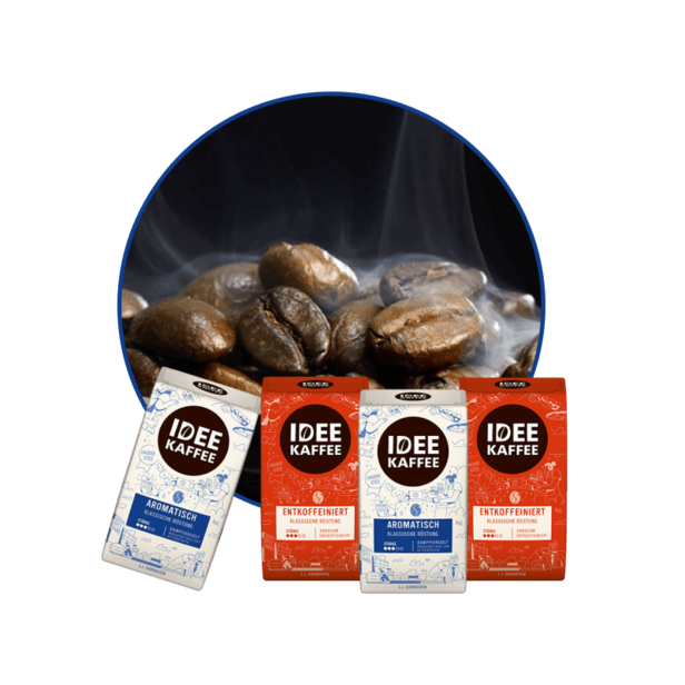 Verschiedene Verpackungen von Idee Kaffee vor frischen Kaffeebohnen, die aromatische und entkoffeinierte Optionen für Kaffeeliebhaber präsentieren.