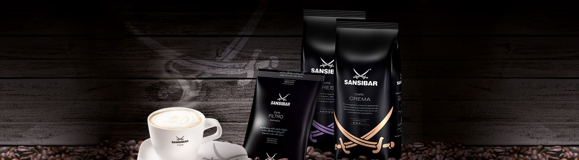 Reichhaltiger Espressokaffee mit Sansibar-Verpackung, auf einem Bett aus Kaffeebohnen für eine einladende Präsentation.