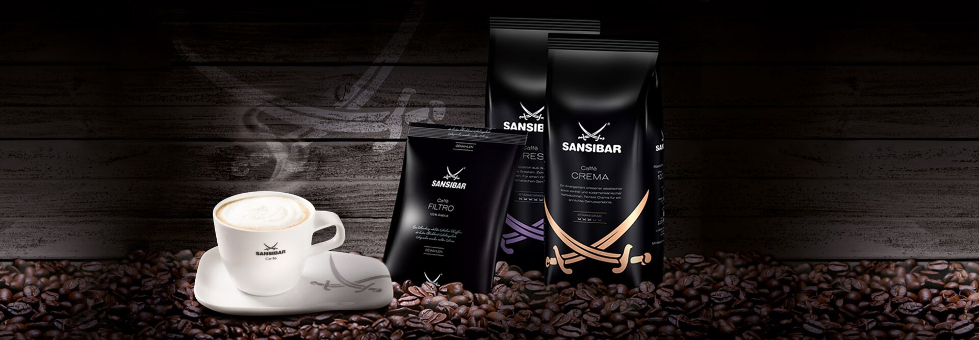 Reichhaltiger Espressokaffee mit Sansibar-Verpackung, auf einem Bett aus Kaffeebohnen für eine einladende Präsentation.