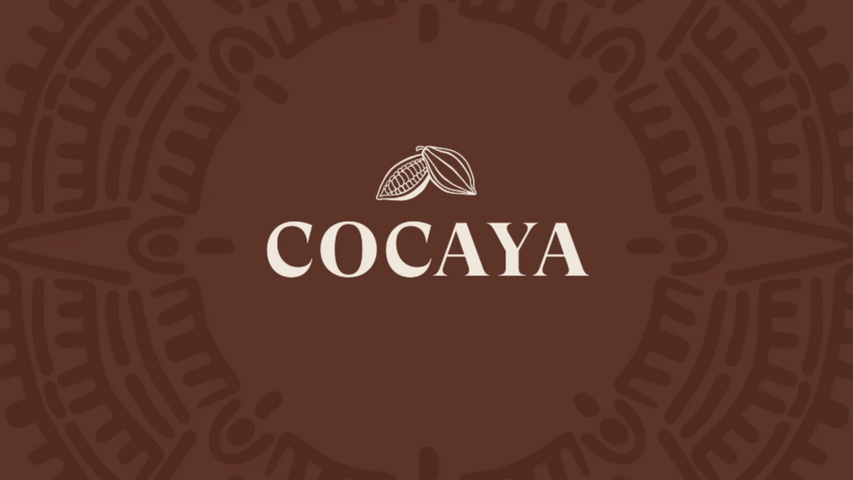Cocaya-logo met cacaobonen op een rijke bruine achtergrond, die staat voor ambachtelijk chocoladeambacht.