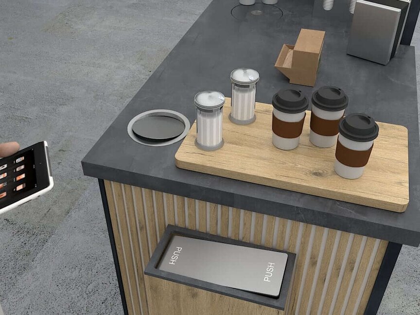 Kaffeetassen und Gewürze auf einer eleganten Café-Theke, auf der eine Person mit einem Tablet bestellt und bezahlt.