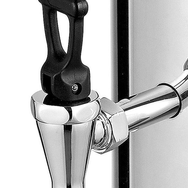 Ein chromglänzender Zapfhahn mit schwarzem Hebel, perfekt für Kneipen und Brauereien in Frankfurt.