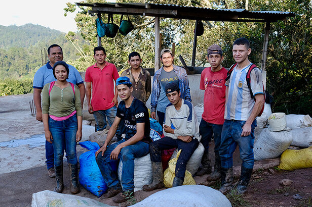 Groep van kleine producenten in Santa Barbara die lokale koffieboeren in een bergachtige omgeving onder de aandacht brengt en duurzame landbouw promoot.