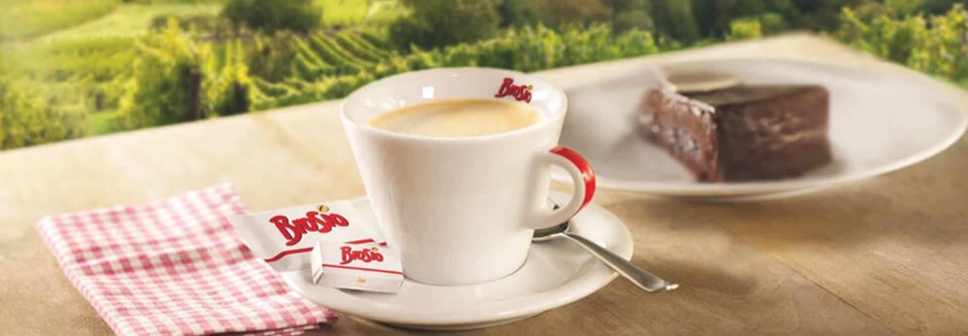 Lahodná káva s čokoládovým dezertom na pozadí malebných viníc je dokonalým popoludňajším zážitkom.