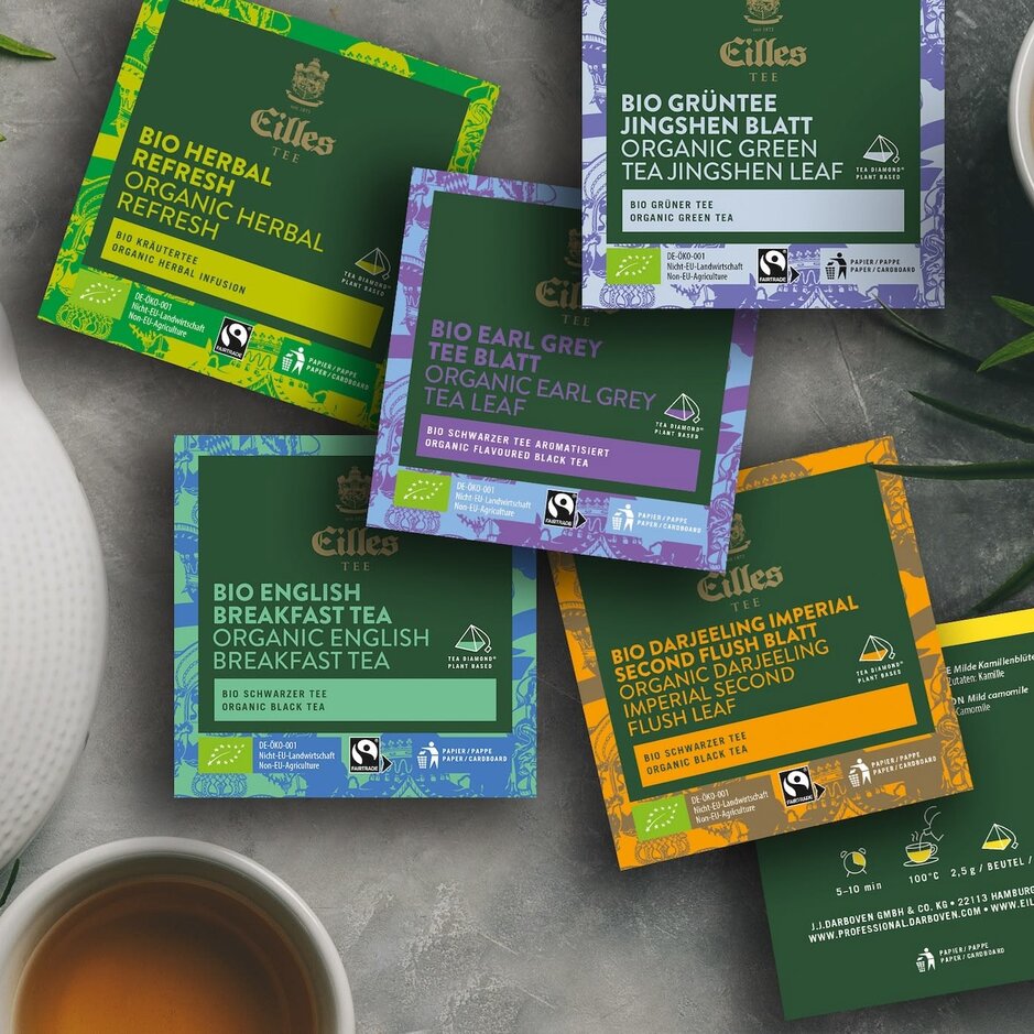 Výber čajov Eilles s organickými bylinnými, zelenými a čiernymi čajmi spolu s čajníkom a šálkou na osviežujúci nápoj.