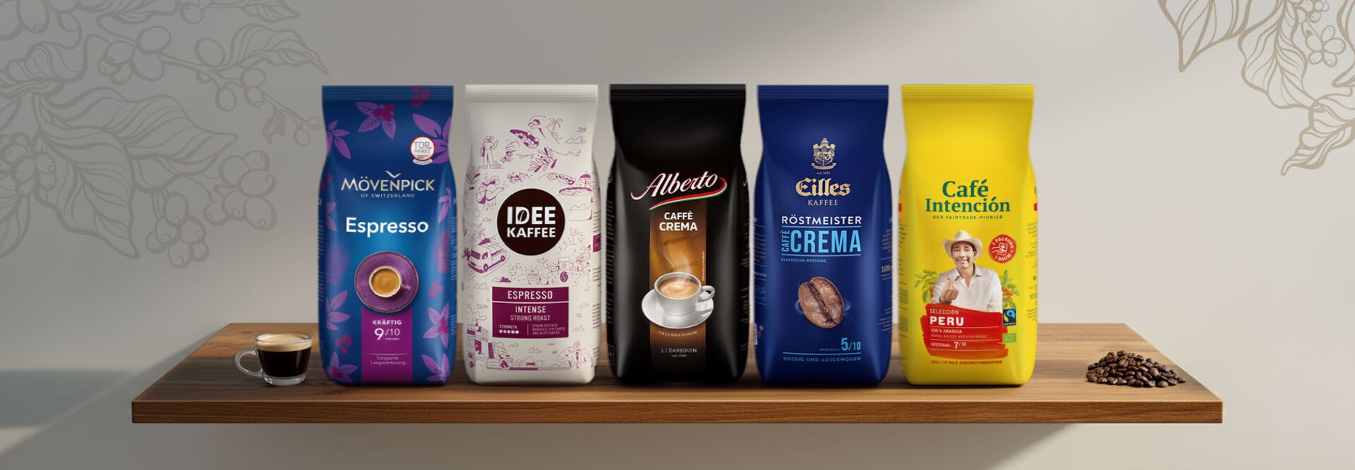 Výber prémiových vrecúšok s kávou, vrátane Espresso a Caffè Crema, vystavených na drevenej polici s kávovými zrnami.