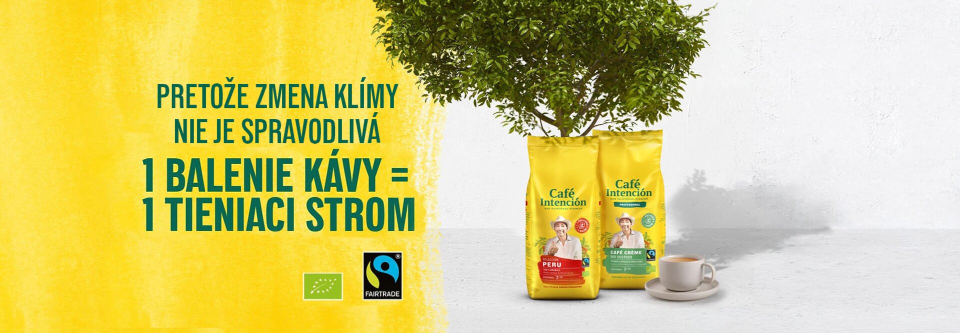 Vrecká na fairtradovú kávu s posolstvom o sadení stromov za klimatickú spravodlivosť, so zelenou rastlinou.