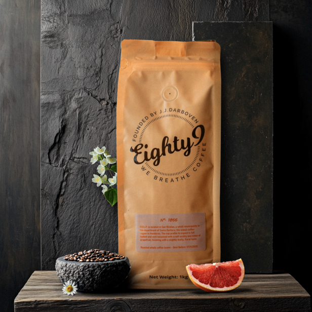 Vrecko kávy Eighty9 s praženými zrnami a grapefruitom, ktoré prezentuje prvotriednu kvalitu a sviežu chuť.