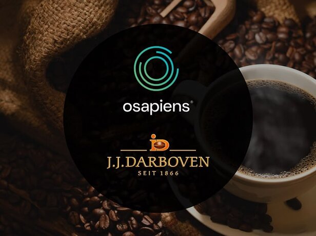 Značky Osapiens a J.J. Darboven nad šálkou kávy a kávovými zrnami, ktoré zdôrazňujú prvotriednu odbornosť v oblasti kávy od roku 1866.