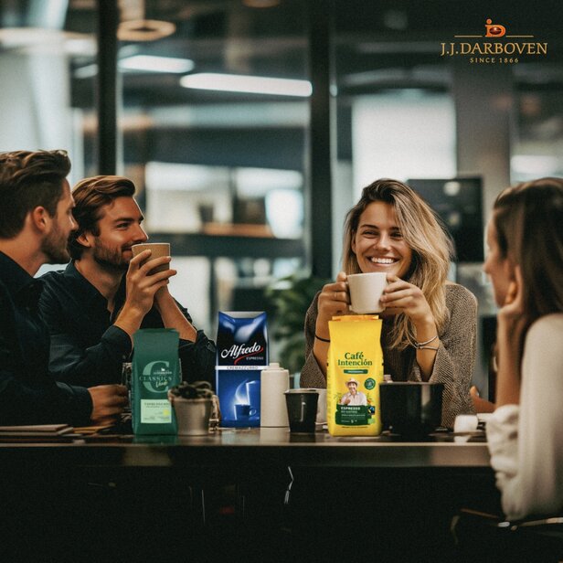 Priatelia si vychutnávajú spoločnú kávu s výrobkami značky J.J. Darboven v štýlovom kancelárskom prostredí.
