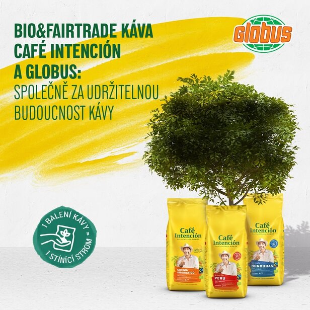 Vrecká s organickou kávou Fairtrade Café Intención spolu so zeleným stromom, ktorý propaguje udržateľné postupy pri výrobe kávy od spoločnosti Globus.
