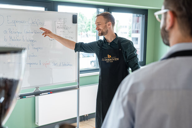 Barista bei der Demonstration des Espresso-Workflows in einer Kaffeeschulung bei J.J. Darboven.