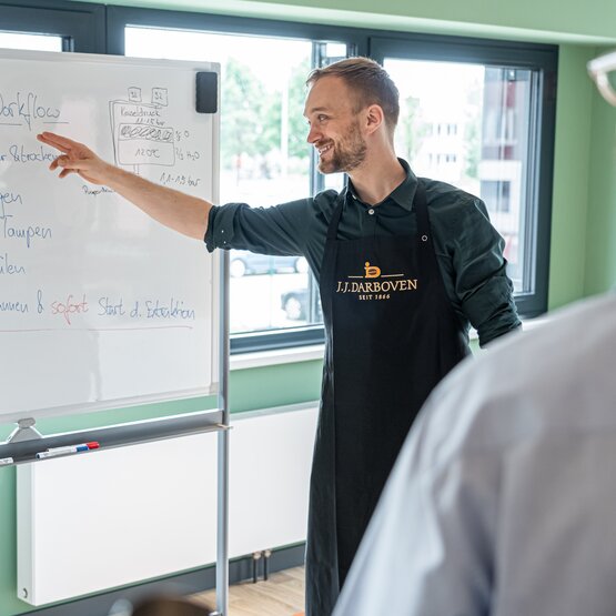 Barista bei der Demonstration des Espresso-Workflows in einer Kaffeeschulung bei J.J. Darboven.