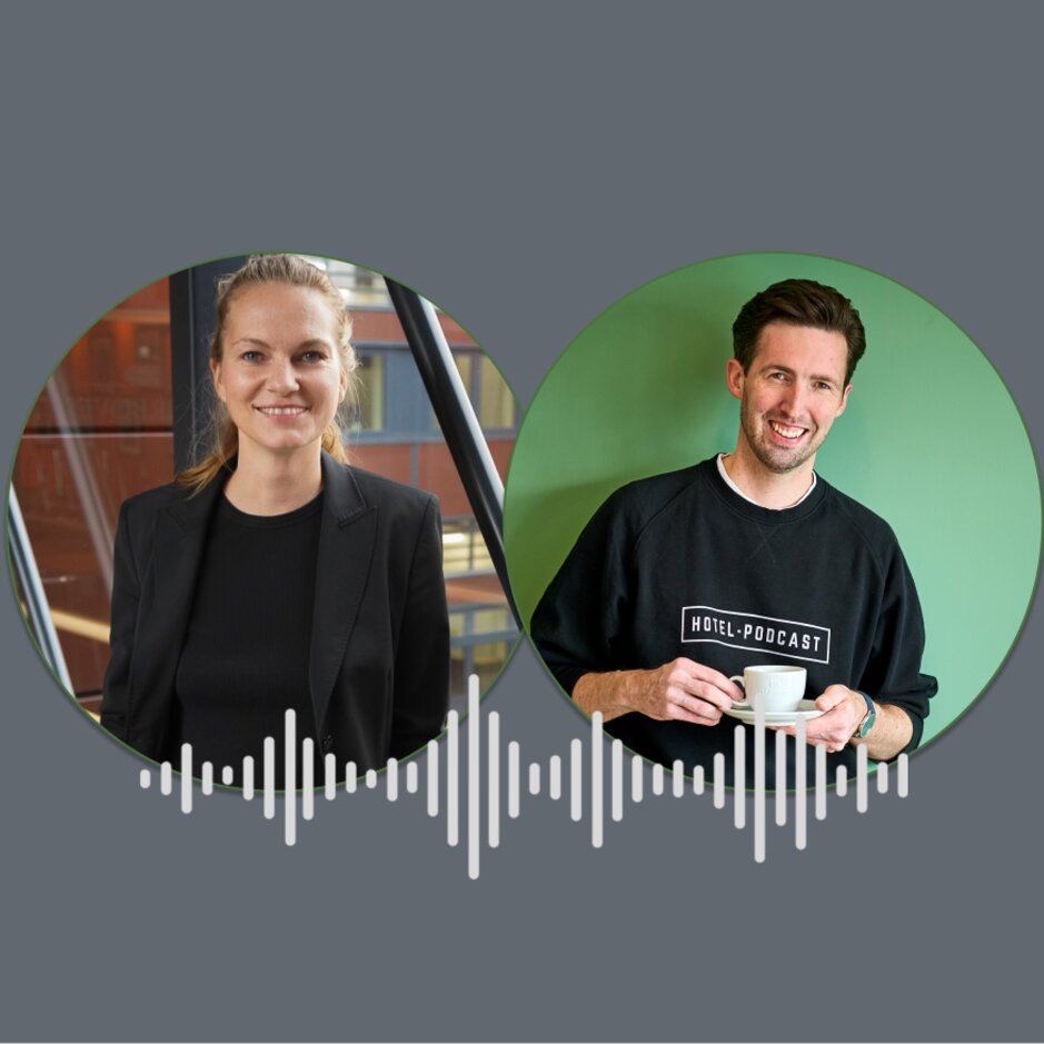 Podcast-Moderatoren, die über Nachhaltigkeitstrends diskutieren, mit spannenden Dialogen und Einsichten in einem kreativen Umfeld.