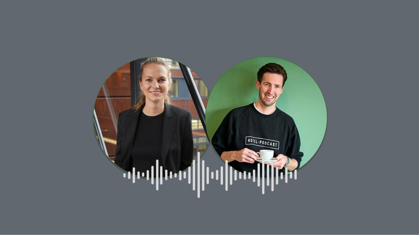 Podcast-Moderatoren, die über Nachhaltigkeitstrends diskutieren, mit spannenden Dialogen und Einsichten in einem kreativen Umfeld.