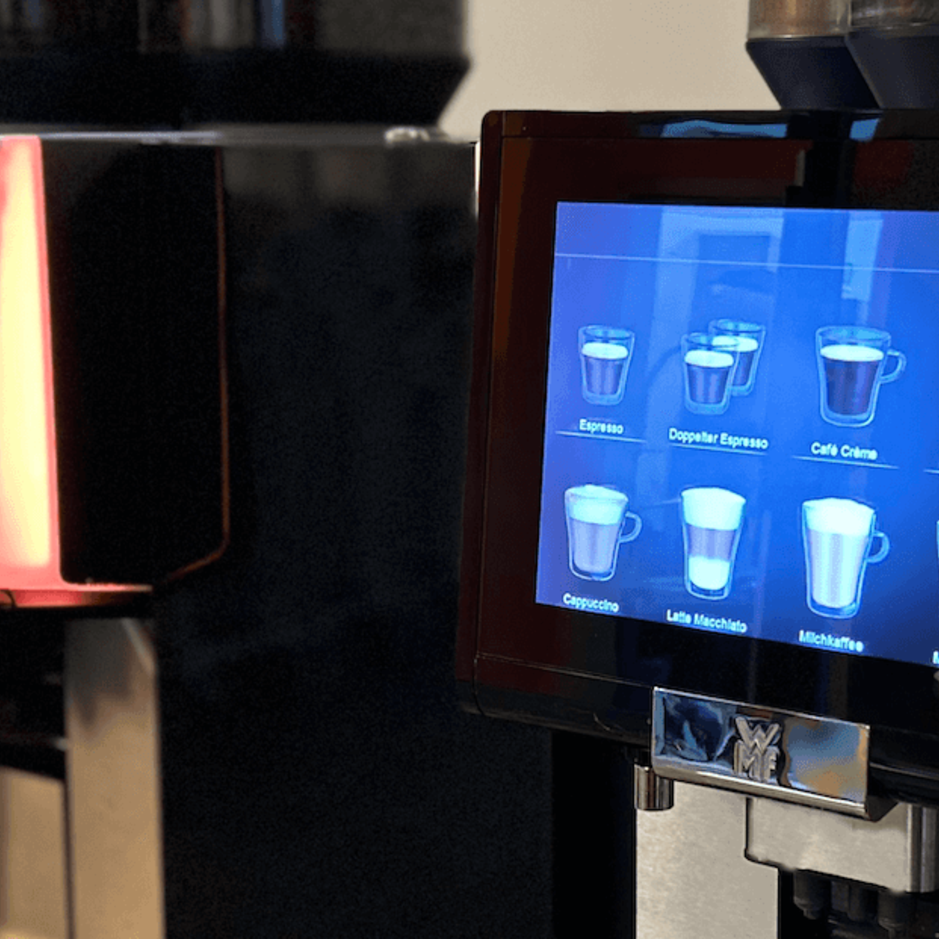 Modernes Kaffeemaschinendisplay mit verschiedenen Getränkeoptionen wie Espresso, Cappuccino und Latte Macchiato.