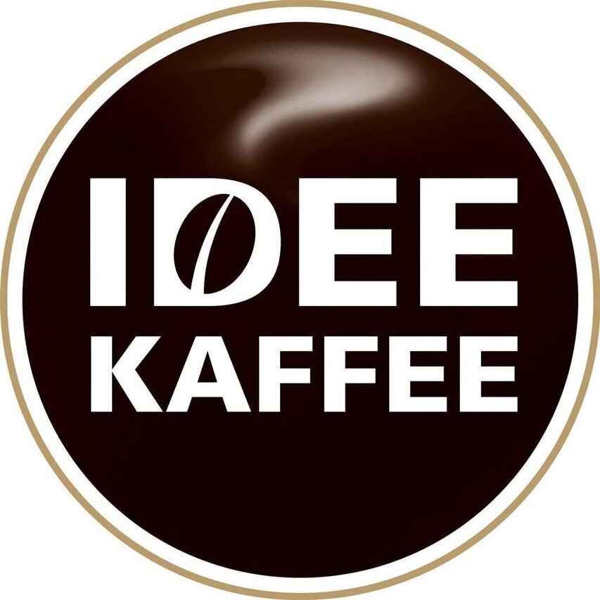 Logo Idee Kaffee s výrazným bílým písmem na tmavém kruhovém pozadí, které představuje kvalitní kávu.