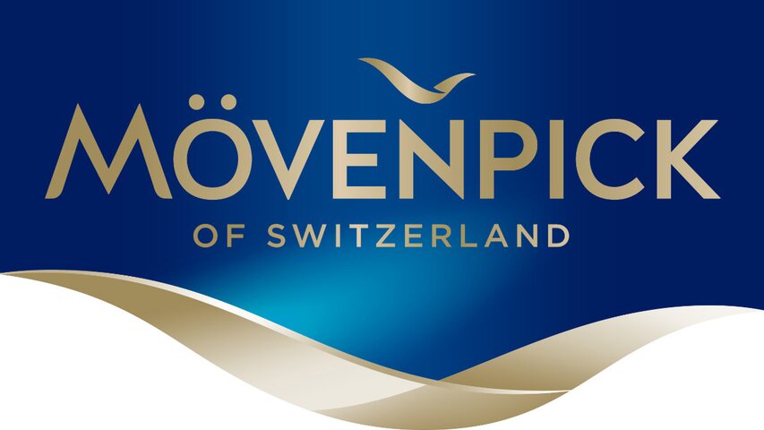 Logo Mövenpick of Switzerland s elegantní typografií a modrým gradientním pozadím, které ztělesňuje kvalitu a luxus.